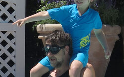 Russell Crowe: Pool-Spaß mit seinen Söhnen