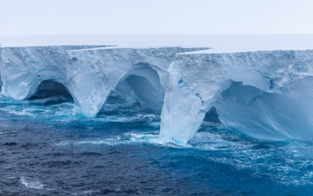 Der größte Eisberg der Welt zerfällt