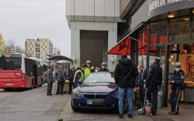 Schock in Alterlaa: Auto schrammt haarscharf an Bäckerei vorbei