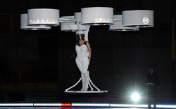 Lady Gaga im fliegenden Kleid