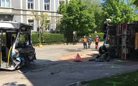 Lkw crasht mit Linienbus: Fünf Verletzte
