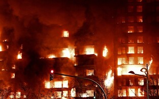 Wie riesige Fackel: Wohn-Hochhaus komplett in Flammen