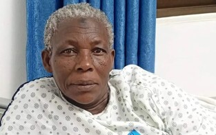 "Verfluchte" 70-jährige Frau bringt Zwillinge zur Welt