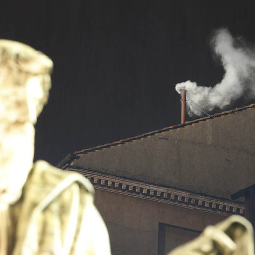 Weißer Rauch über Vatikan