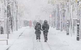 Schnee-Chaos bremst 1. Einkaufssamstag aus