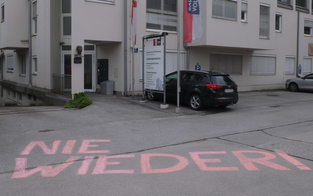 "Nie wieder!" – Protest gegen Schwarz-Blau vor ÖVP-Zentrale in Salzburg