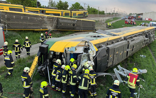 Zugunglück in Münchendorf: 1 Toter und 12 Verletzte