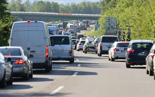 Kilometerlanger Stau nach Unfall auf A1 in Oberösterreich