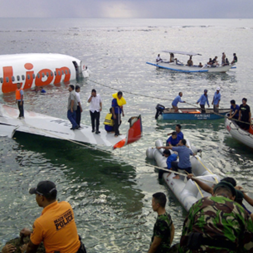 Rettungsarbeiten der Unglücks-Maschine in Bali