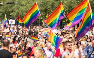 150.000 (!) feiern bei Regenbogenparade in Wien 