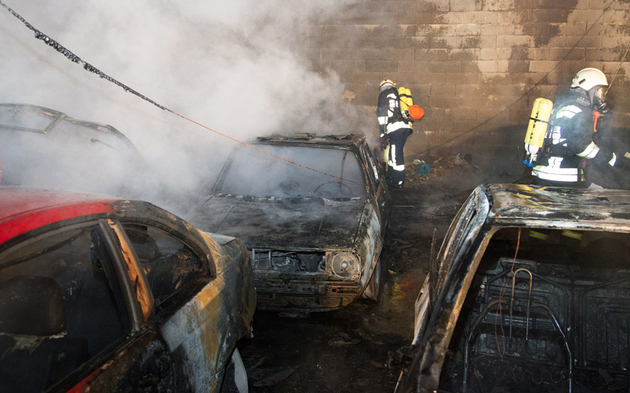 Autos in Halle in Hollabrunn in Brand geraten