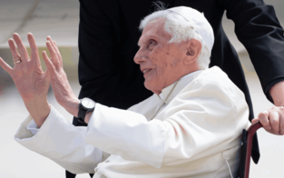 "Ein Desaster" - Vorwürfe gegen Ex-Papst & Kardinal