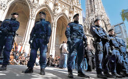 Flüchtlinge besetzen  Votivkirche: Polizei räumt