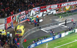 Drama bei Ajax-Sieg: Fan stürzt von Tribüne