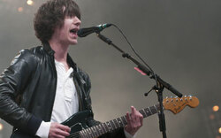 Arctic Monkeys stellen Songs in Wiesen vor