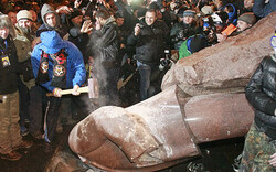 Nationalisten stürzten Lenin-Denkmal