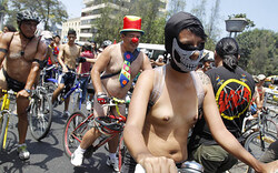 Nackt-Protest für radfreundliche Straßen