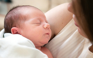 Bei Säuglingen: Keine Corona-Ansteckung durch das Stillen des Babys.