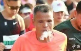 Mitten im Rennen: Läufer raucht!