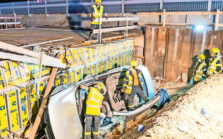 Auto krachte in Baugrube: Fünf Verletzte