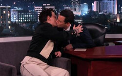 Johnny Depp küsst Jimmy Kimmel im TV