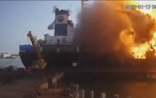 Horror-Bilder: Riesenexplosion auf Öltanker