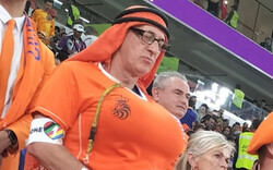WM-Skurril: Kult-Fan muss Fake-Brüste abnehmen