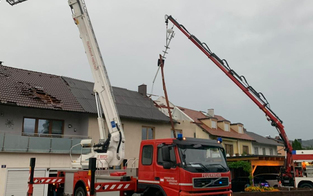 Unwetter in OÖ: Sturm deckte in Freistadt Dächer ab