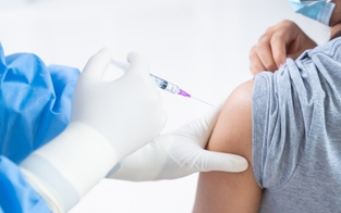 Impfung reduziert Risiko von Infektion bis zu Long Covid