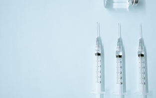 Debatte über beschleunigte Zulassung von Omikron-Impfstoffen