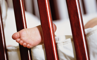 Baby zu Tode geschüttelt: Eltern wegen Mordes angeklagt