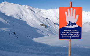 Lawine reißt 14 Skitourengeher mit – nur leicht verletzt