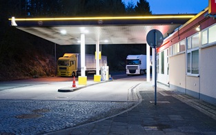 Vorarlberg: Vermummter Mann überfiel Tankstelle 