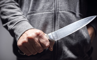 Streit eskaliert: Türke (18) sticht mit Küchenmesser auf Vater ein