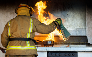 Falsche Herdplatte: Frau brennt beim Suppe kochen fast Haus nieder