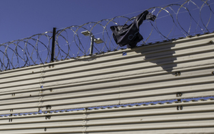 Schmuggler warfen Kinder von US-Grenzmauer