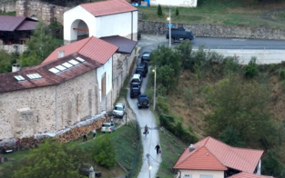 Kosovo: Bewaffnete stürmen Kloster