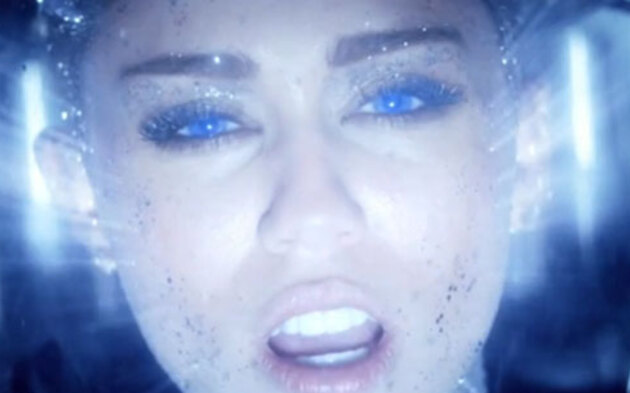 Miley hebt mit neuem Video ins All ab 
