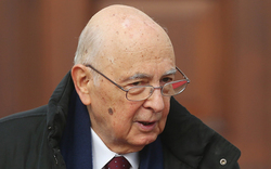 Präsident Napolitano übernimmt Steuer 