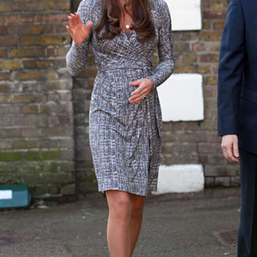 Schwangere Kate strahlt mit Mini-Bauch