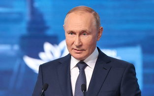 Russen gehen im Schatten von Putins Krieg wählen
