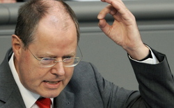 Steinbrück greift Merkel im Bundestag an