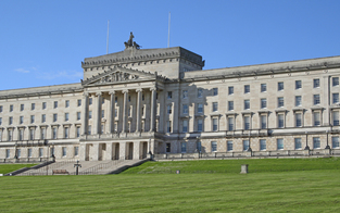 Unionisten wollen nach zwei Jahren in nordirische Regierung zurück