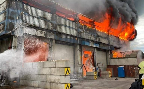 Inferno in Mannersdorf: Zementwerk in Flammen
