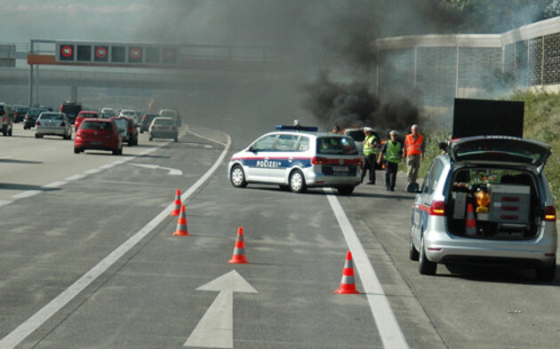 Südautobahn: Auto brennt aus 