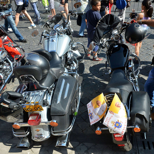 Papst segnet Harley-Davidson-Biker