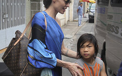 Jolie mit Familie in Vietnam