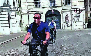 Arnie radelt durch Wien 