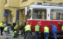 Wien: Lkw krachte in Straßenbahn