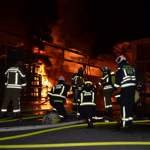 Großbrand in Kunststoff-Fabrik